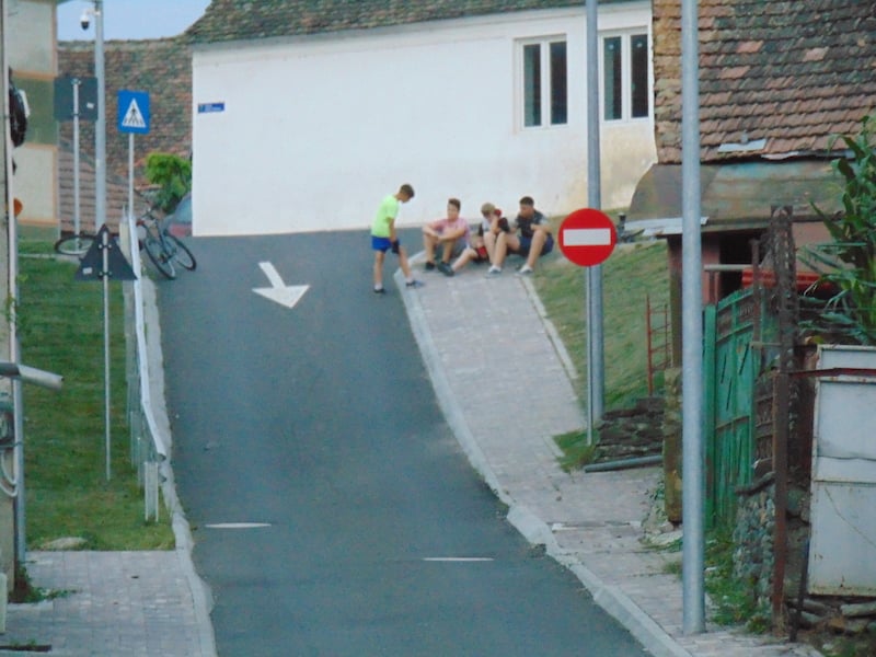 FOTO-Indicatoare amplasate neclar în Avrig, semnalate de un turist nemulțumit