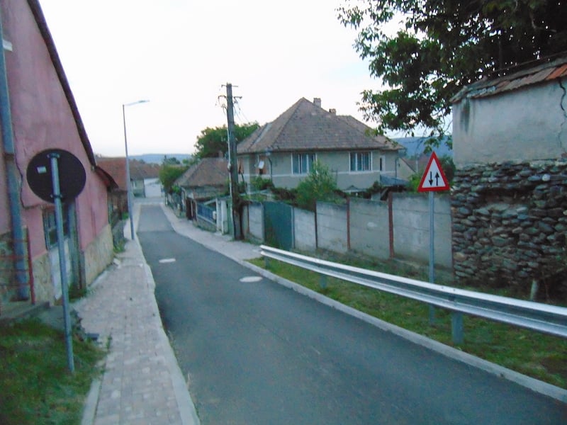 FOTO-Indicatoare amplasate neclar în Avrig, semnalate de un turist nemulțumit