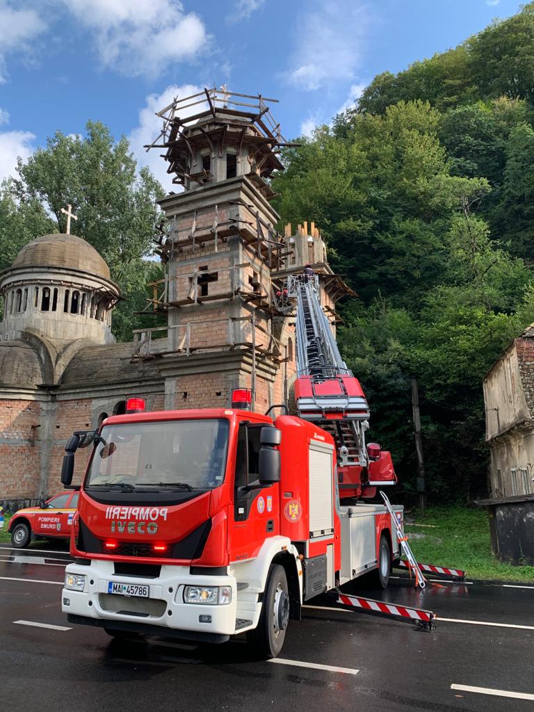 Un bărbat a murit după ce a căzut de pe cupola unei biserici