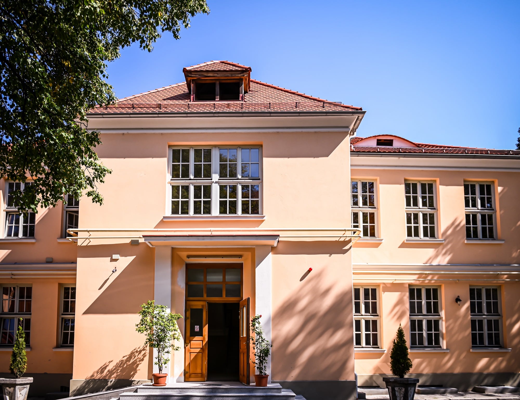 Primele reacții ale directorilor după ce 17 școli, grădinițe și licee „dispar” din județul Sibiu: „Este o durere adâncă să vezi cum ce a fost construit cu atâta dragoste și sacrificiu se poate risipi atât de ușor”