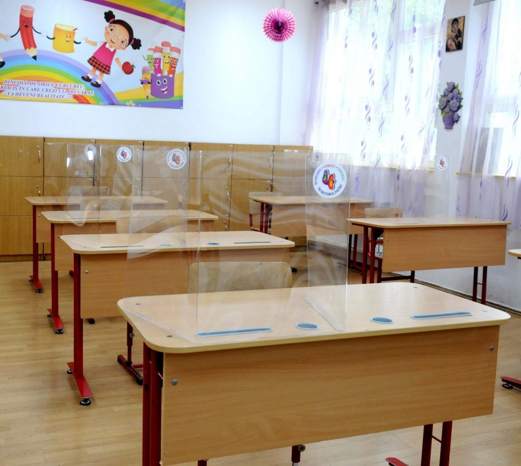 scoala-coronavirus-panouri-plexiglas-scoala-sector-4-bucuresti-prru