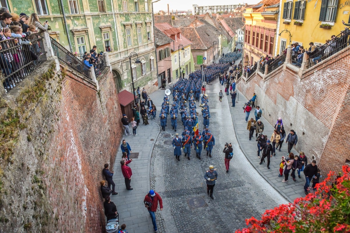 Cum se trăia în Sibiu, în 1918, anul Unirii: servitorii nu aveau voie să meargă în centru în zilele de sărbătoare, alimentele se dădeau pe cartelă, iar vânzătorii care vindeau prea scump făceau închisoare