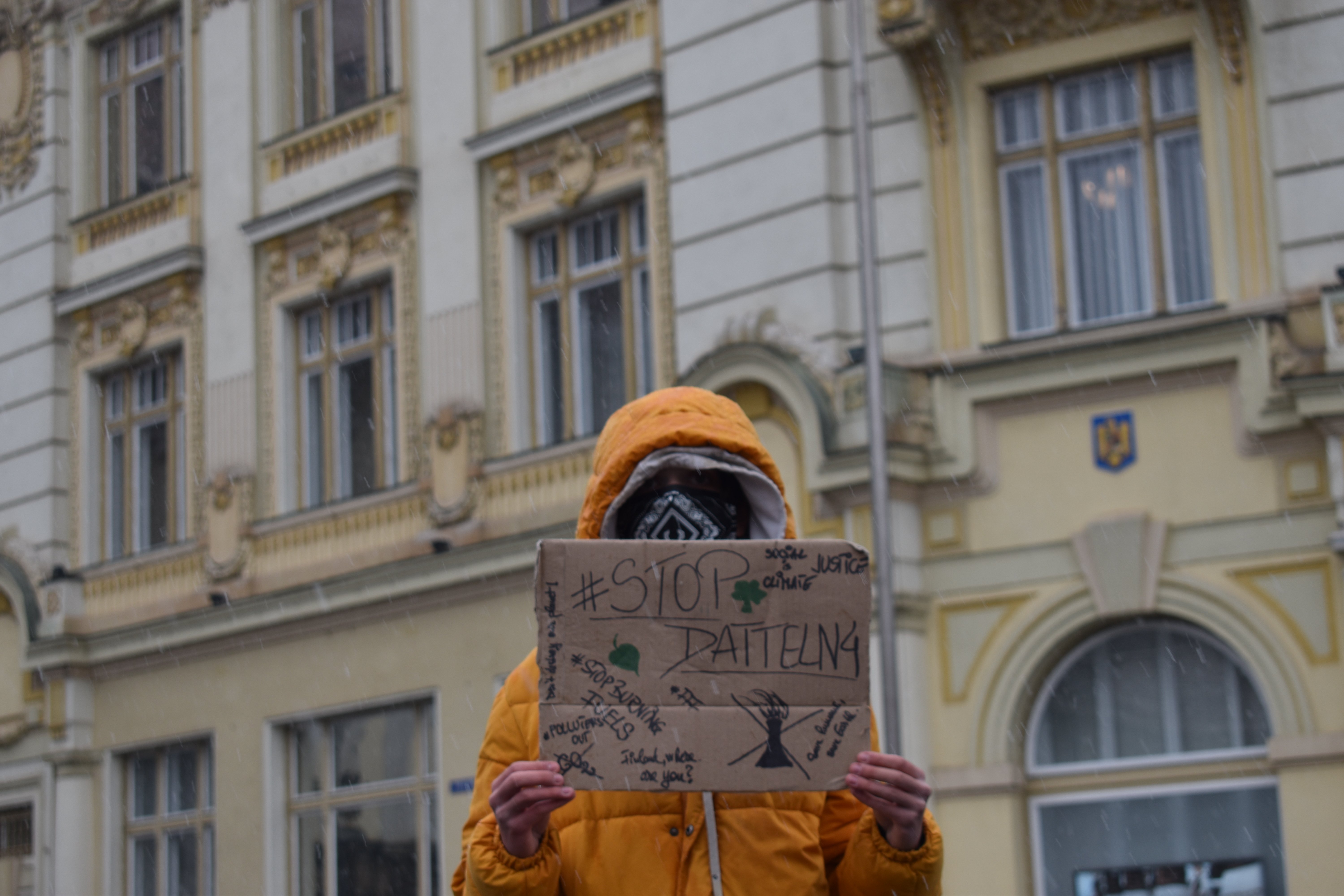 FOTO Protest în Piața Mare pe tema crizei climatice al celor de la Fridays For Future Sibiu