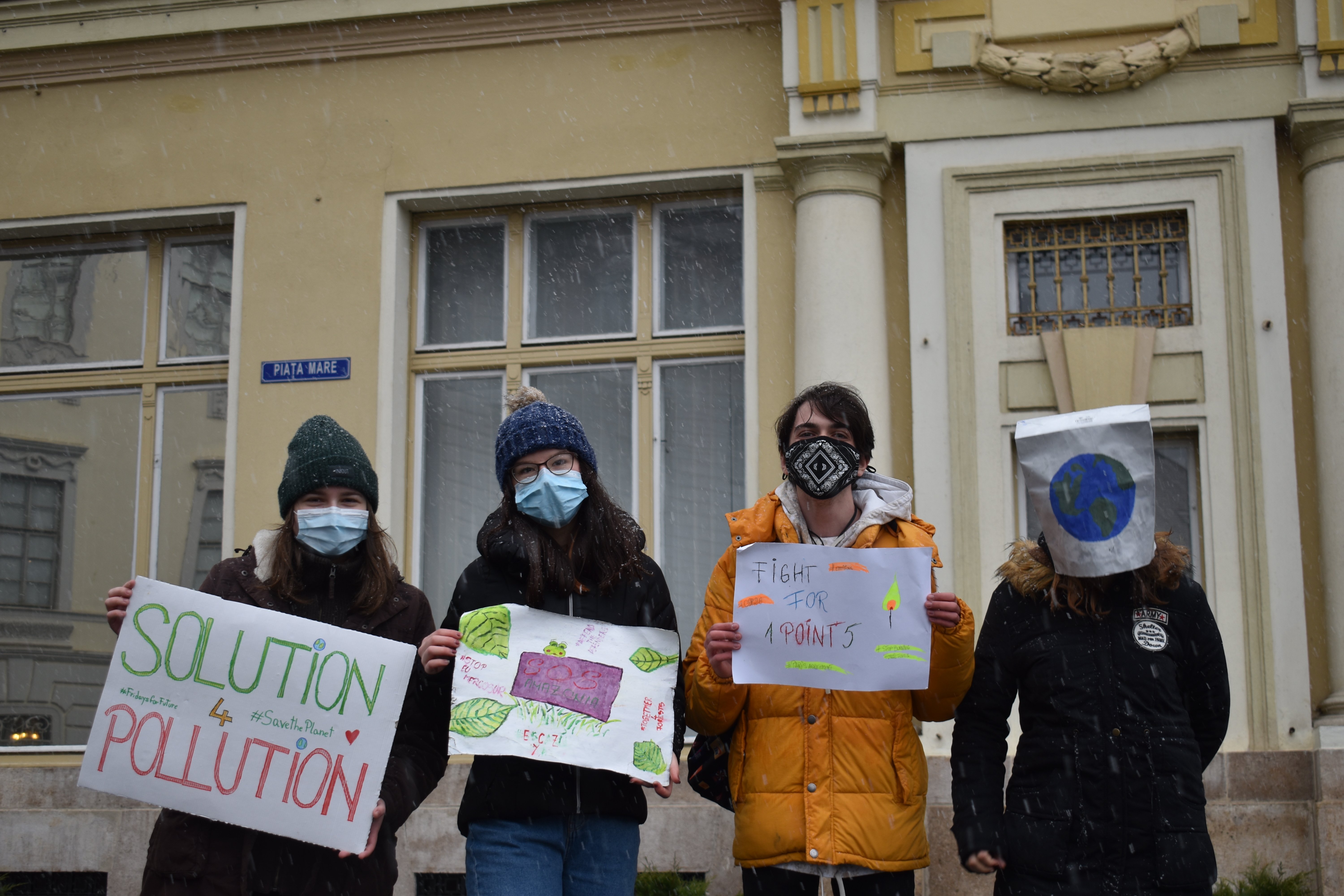 FOTO Protest în Piața Mare pe tema crizei climatice al celor de la Fridays For Future Sibiu