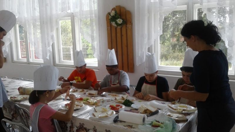 „Casa albastră”, acasă pentru tinerii nimănui: Fără sprijin, copiii care ies din sistemul de protecție ajung direct în stradă