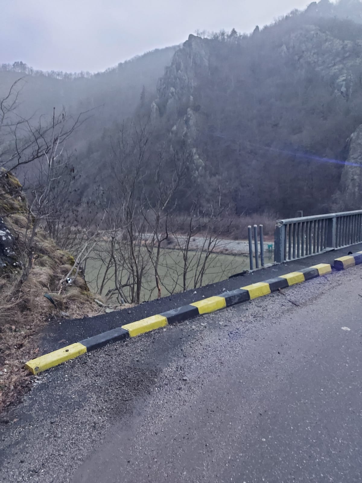 VIDEO O mașină a căzut în Olt, de la 20 de metri înălțime, pe Valea Oltului