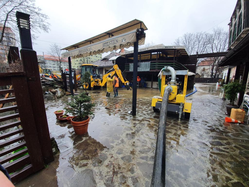 FOTO - Inundație în Parcul Sub Arini. Când a curățat ultima oară primăria pârâul Trinkbach?