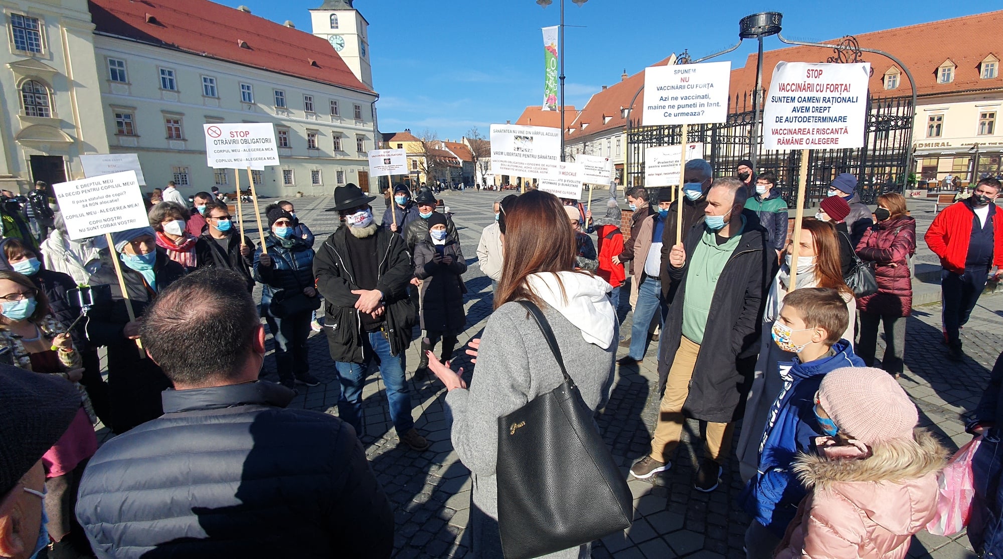 VIDEO 200 de sibieni la protestul împotriva vaccinării forțate. Între cei sătui de Covid-19 și cei care au citit legea