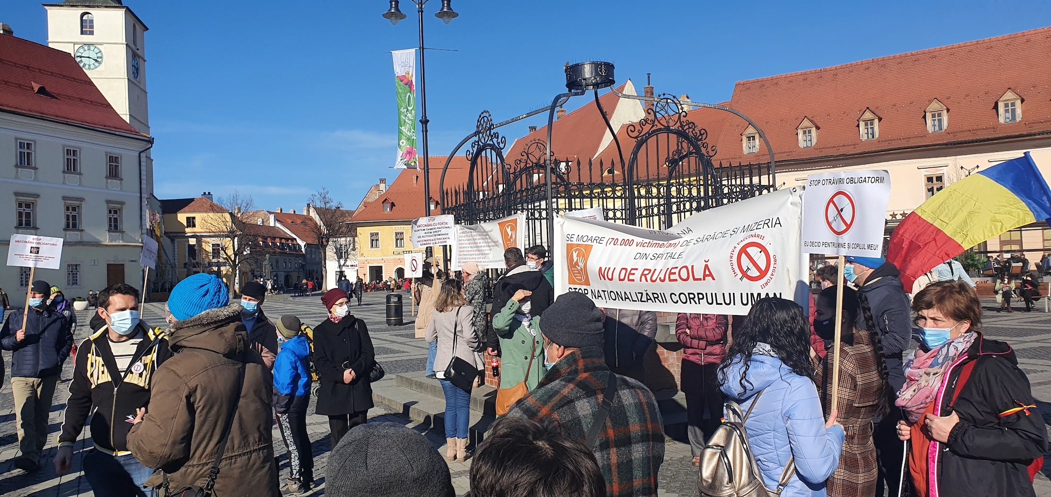 VIDEO 200 de sibieni la protestul împotriva vaccinării forțate. Între cei sătui de Covid-19 și cei care au citit legea