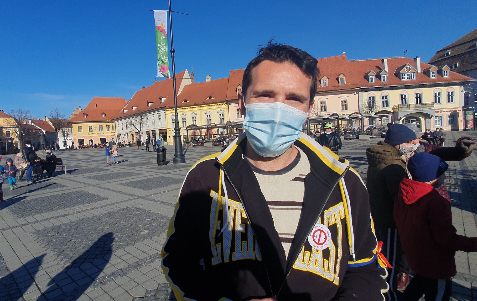 VIDEO 200 de sibieni la protestul împotriva vaccinării forțate. Între cei sătui de Covid-19 și cei care au citit legea
