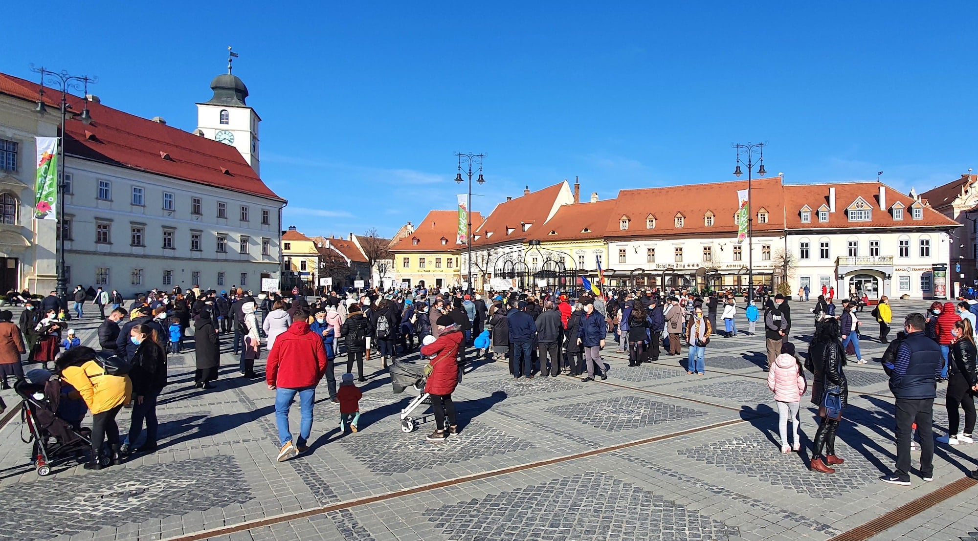VIDEO 200 de sibieni la protestul împotriva vaccinării forțate. Între cei sătui de Covid-19 și cei care au citit legea