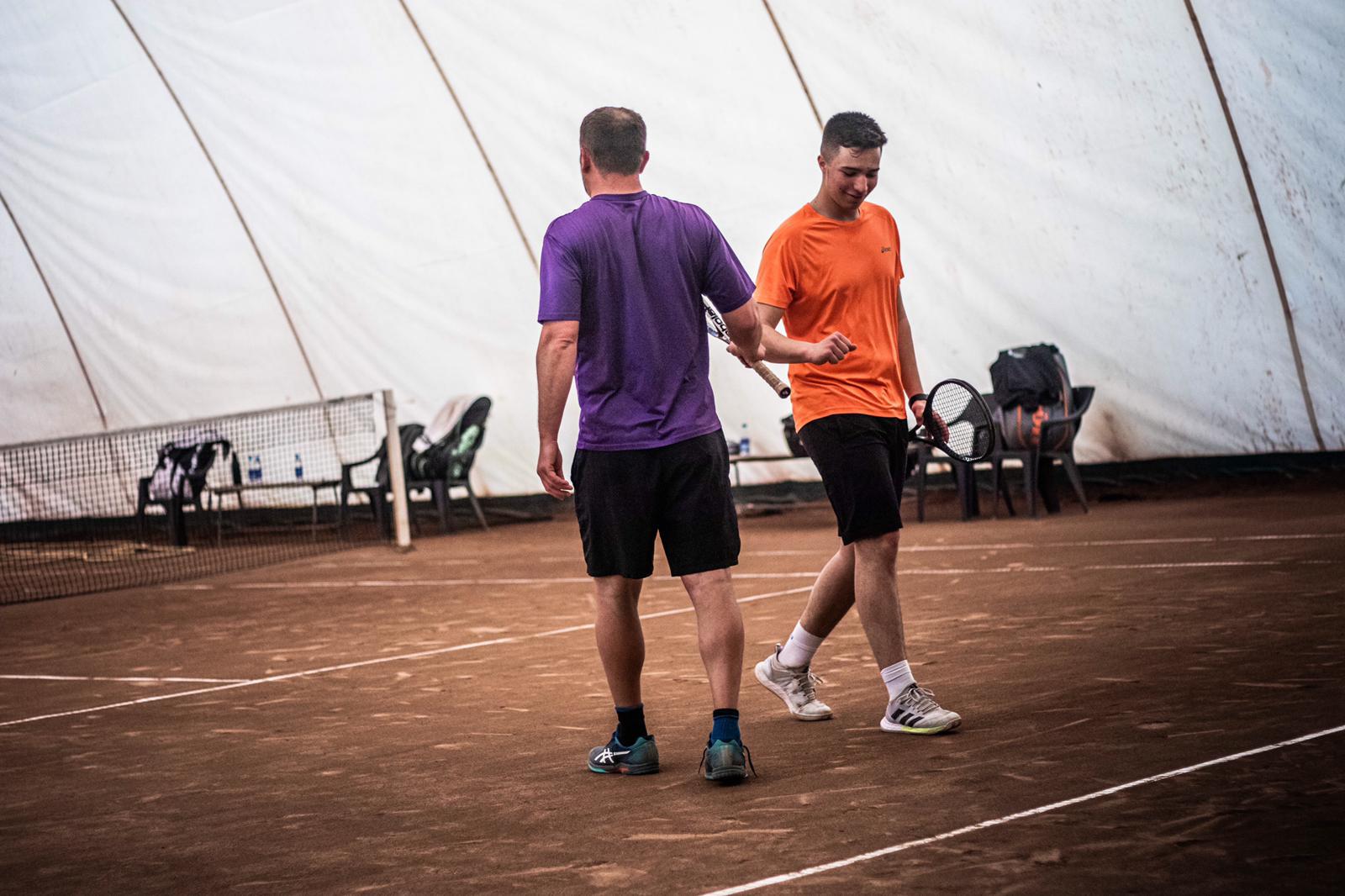 Adrian Șimon este câștigătorul turneului Interact Tenis Open. Profitul obținut în urma competiției a fost donat