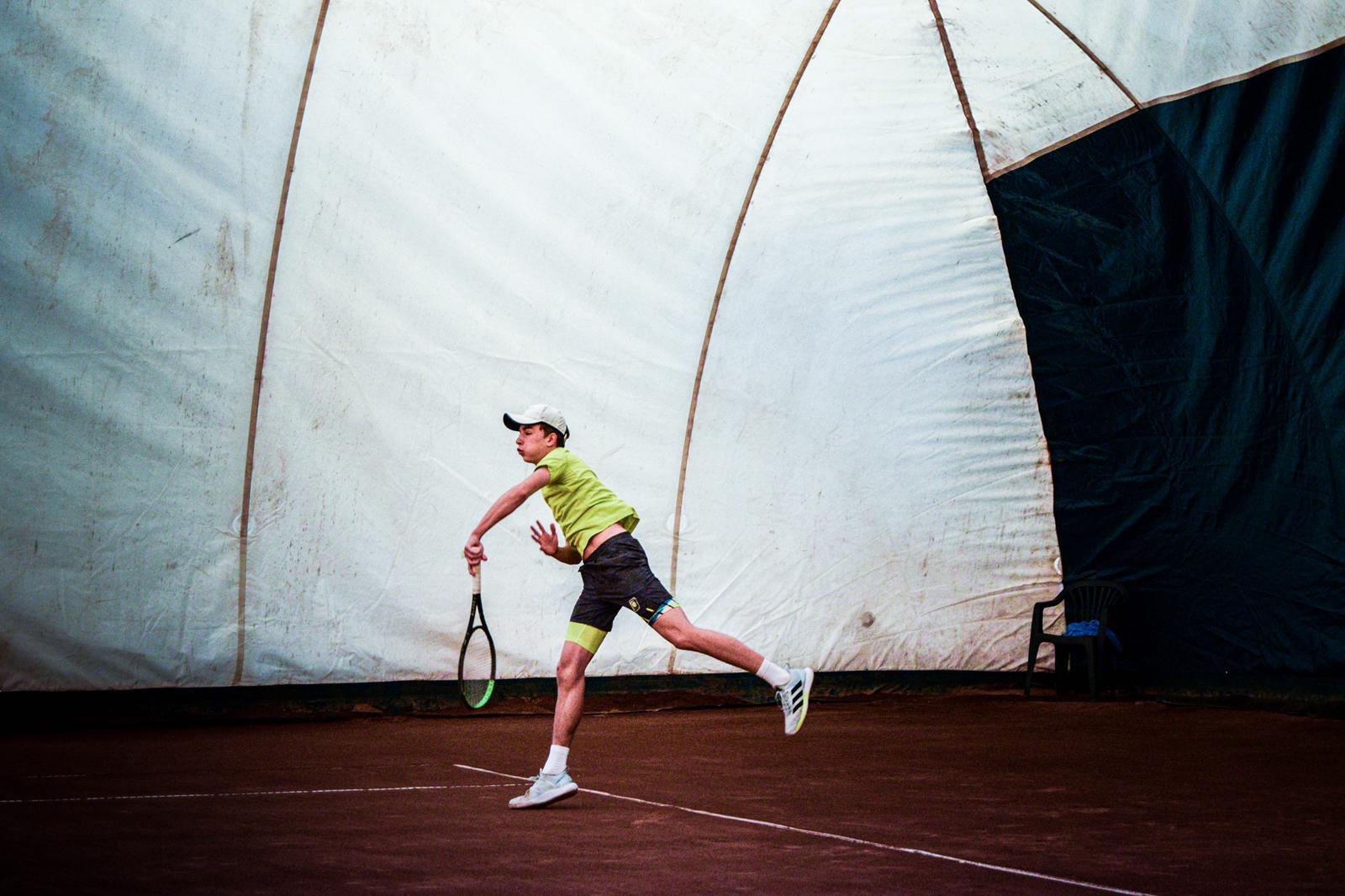 Adrian Șimon este câștigătorul turneului Interact Tenis Open. Profitul obținut în urma competiției a fost donat