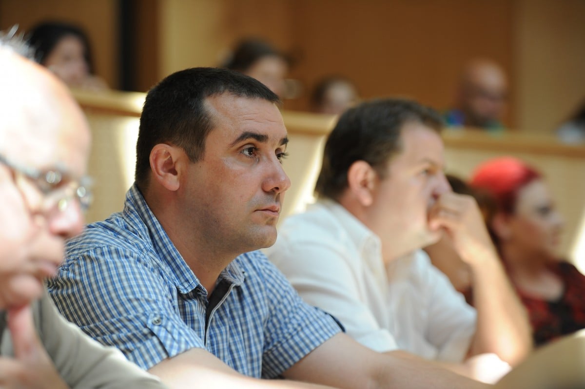 VIDEO Sunt 100.000 de euro pentru mașini noi, dar lipsesc 170.000 pentru a salva Biblioteca Astra. Se înființează o comisie