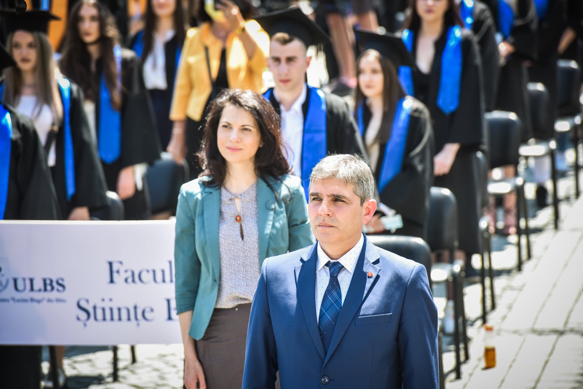 FOTO VIDEO Sute de studenți au absolvit în Piața Mare: „Veți fi generația despre care se va vorbi de multe ori”