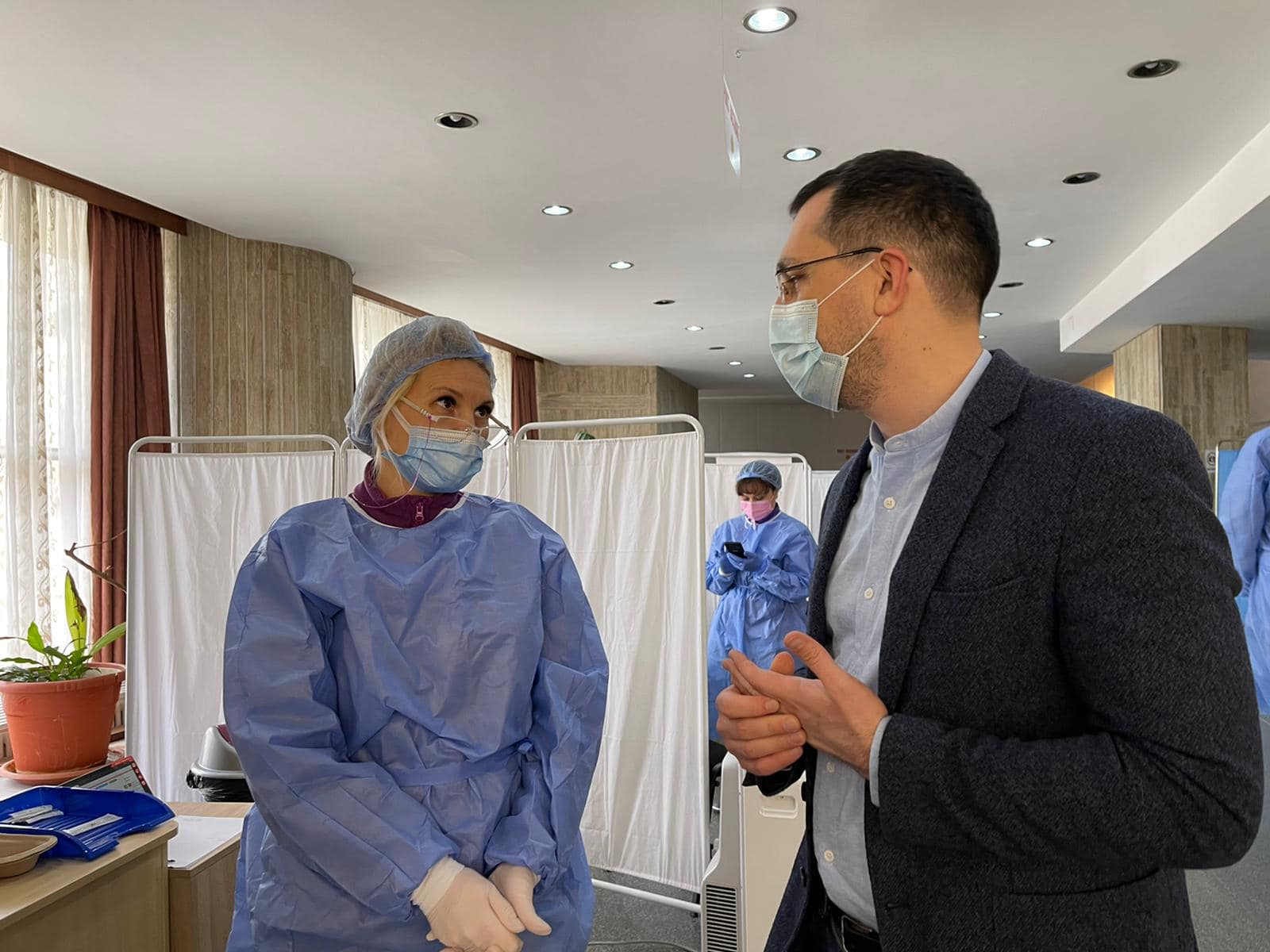 În grija nimănui: tratăm pandemia cu apă de ploaie, chiar și în spitale. Am descoperit dezinfectanți și cu 0% substanță activă