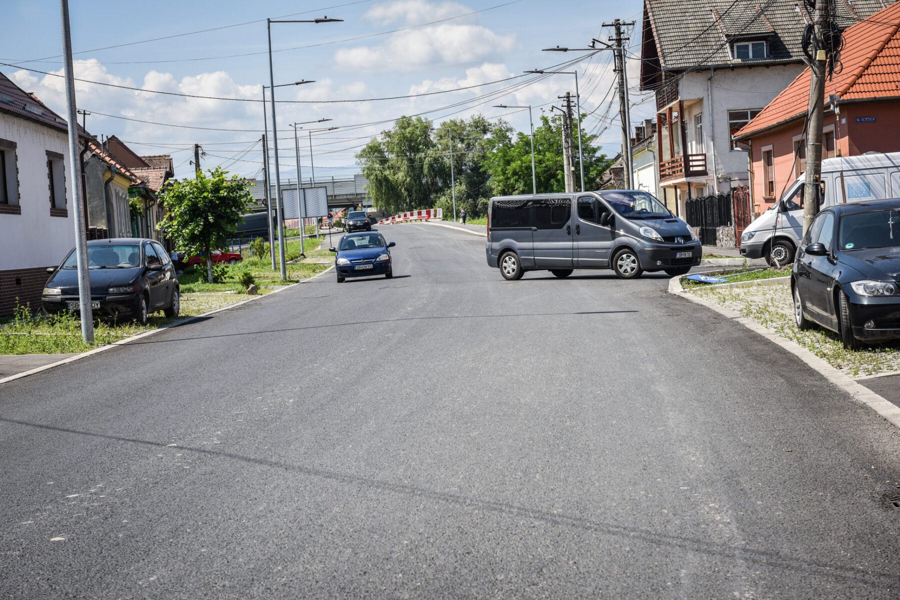 Pe Strada Podului este instituită o restricție de tonaj, însă vehiculele de peste 3,5 tone pot circula dacă dețin autorizație. Foto: Arhiva turnulsfatului.ro