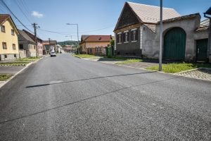 Locuitorii de pe strada Podului din Sibiu reclamă faptul că circulația camioanelor le deteriorează locuințele. Foto: arhiva turnulsfatului.ro