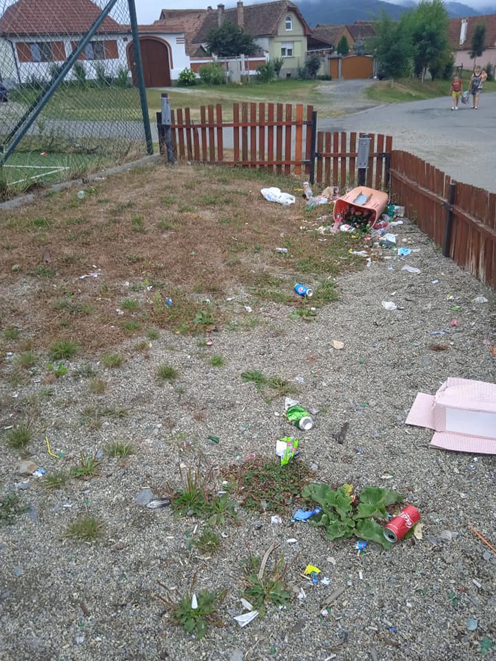 FOTO – Sticle sparte și mizerie de nedescris într-un loc de joacă din Săcel. Reacția primarului