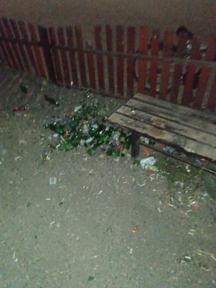 FOTO – Sticle sparte și mizerie de nedescris într-un loc de joacă din Săcel. Reacția primarului