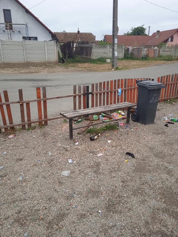 FOTO – Sticle sparte și mizerie de nedescris într-un loc de joacă din Săcel. Reacția primarului