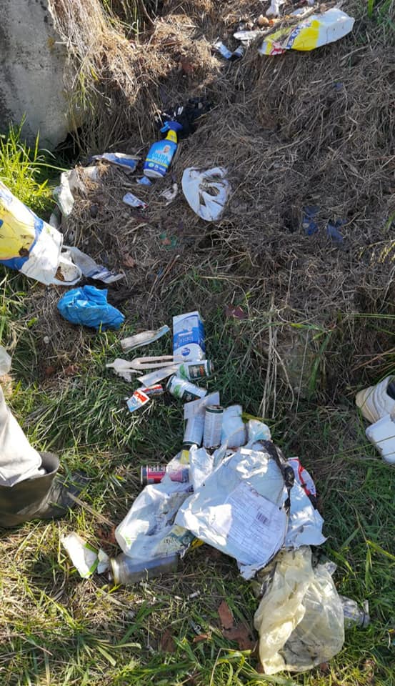 Avrigean amendat cu 2500 de lei pentru că a aruncat deșeuri în natură. Poliția l-a găsit după documentele din gunoi