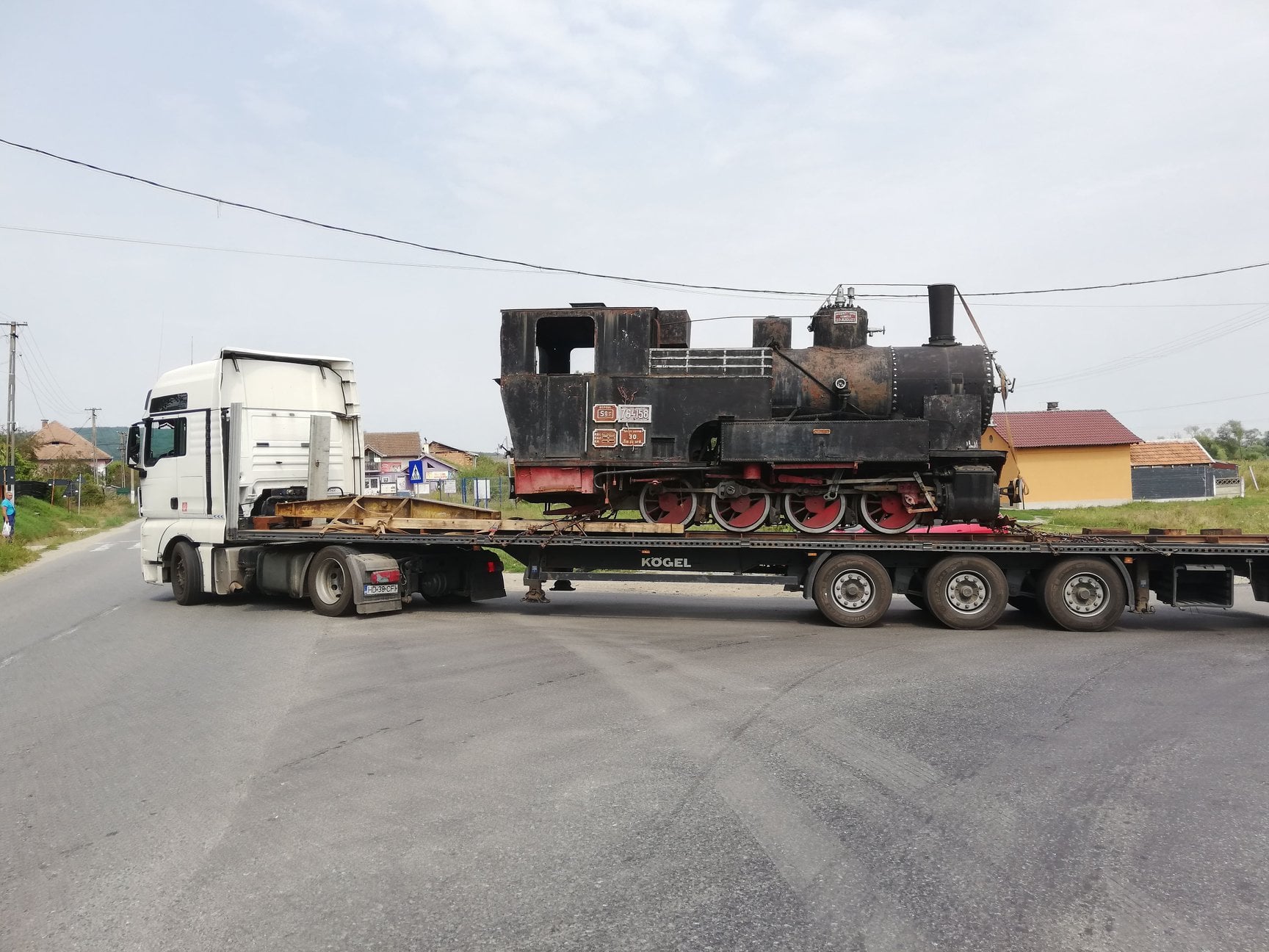 După 26 de ani, una din vechile locomotive cu abur ale mocăniței s-a întors acasă
