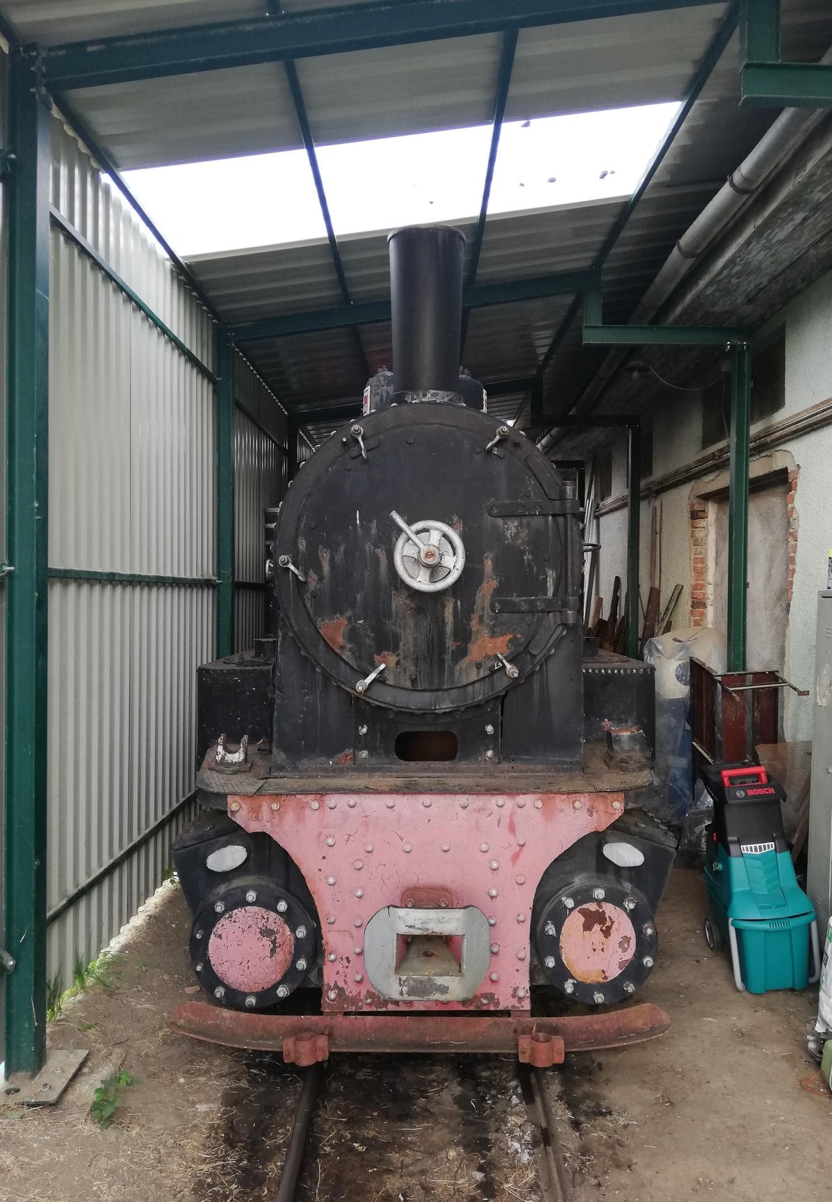 După 26 de ani, una din vechile locomotive cu abur ale mocăniței s-a întors acasă