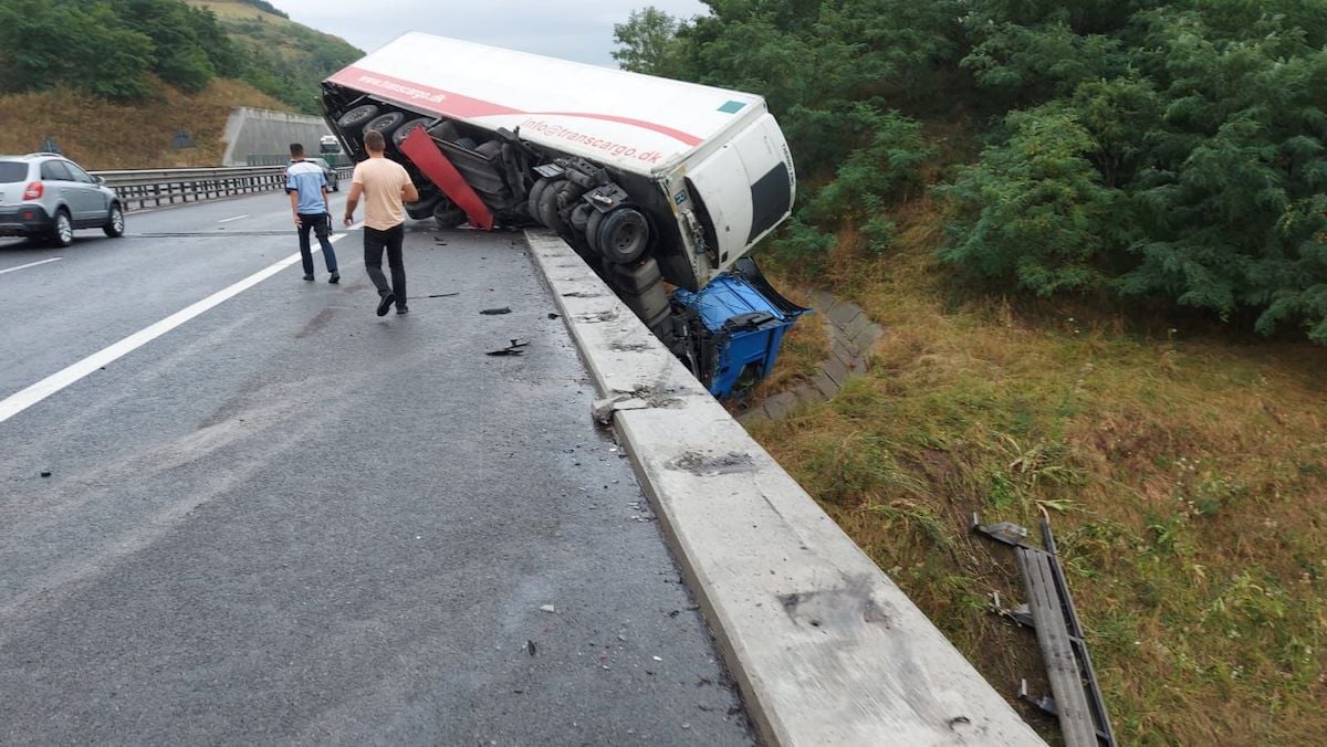 Accident spectaculos între Săliște și Sibiu: Un TIR aproape a căzut de pe autostradă