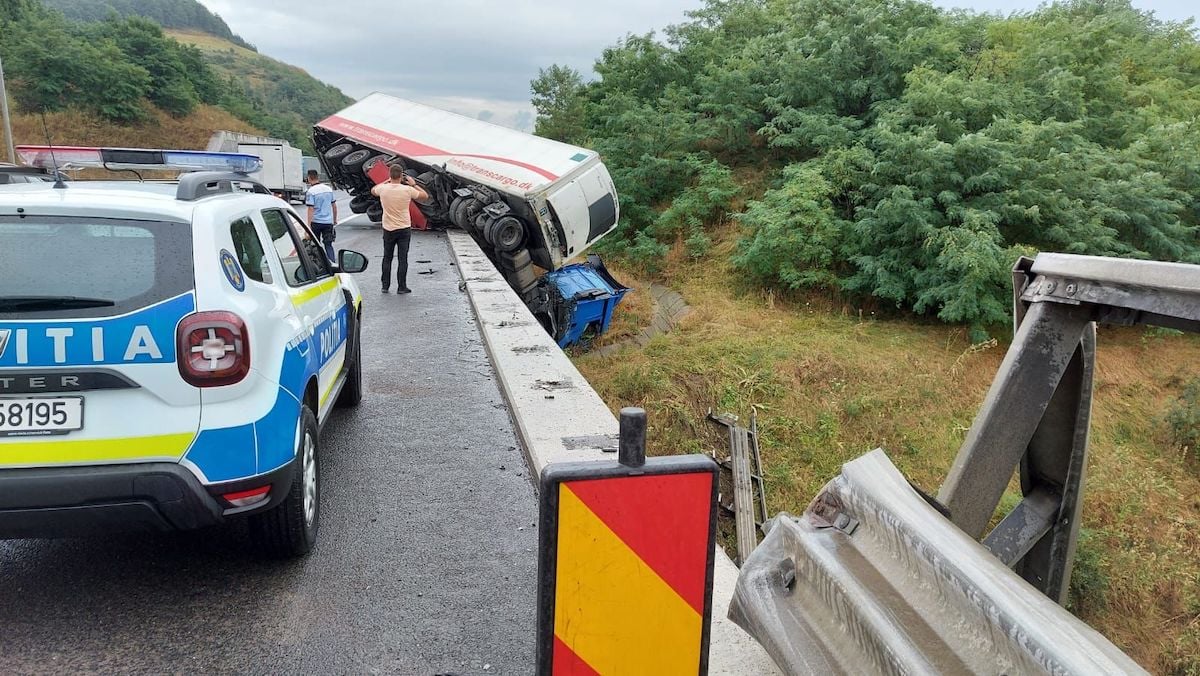 Accident spectaculos între Săliște și Sibiu: Un TIR aproape a căzut de pe autostradă