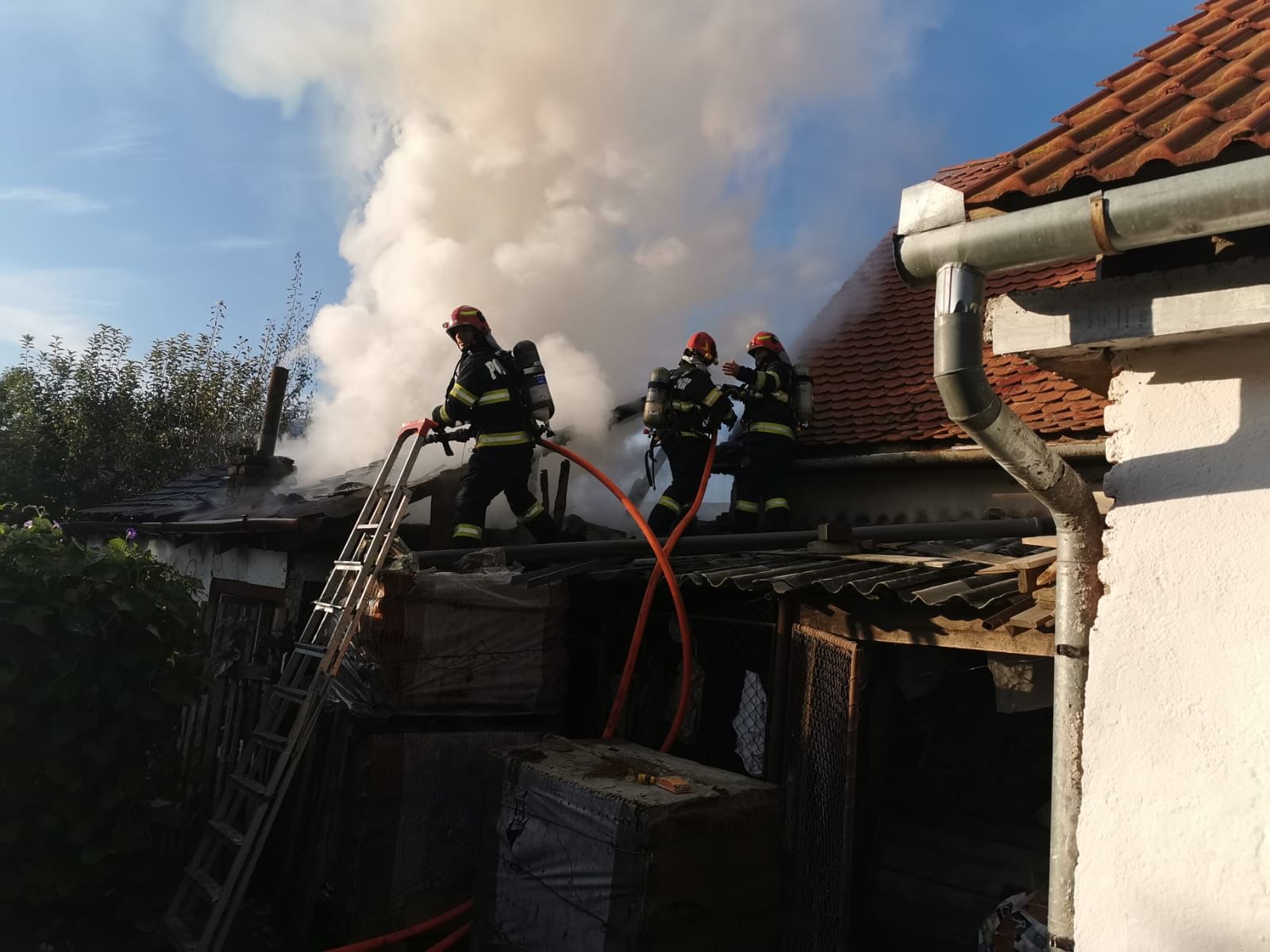 Două case au fost în pericol de incendiu, după ce o magazie din apropiere a fost cuprinsă de flăcări