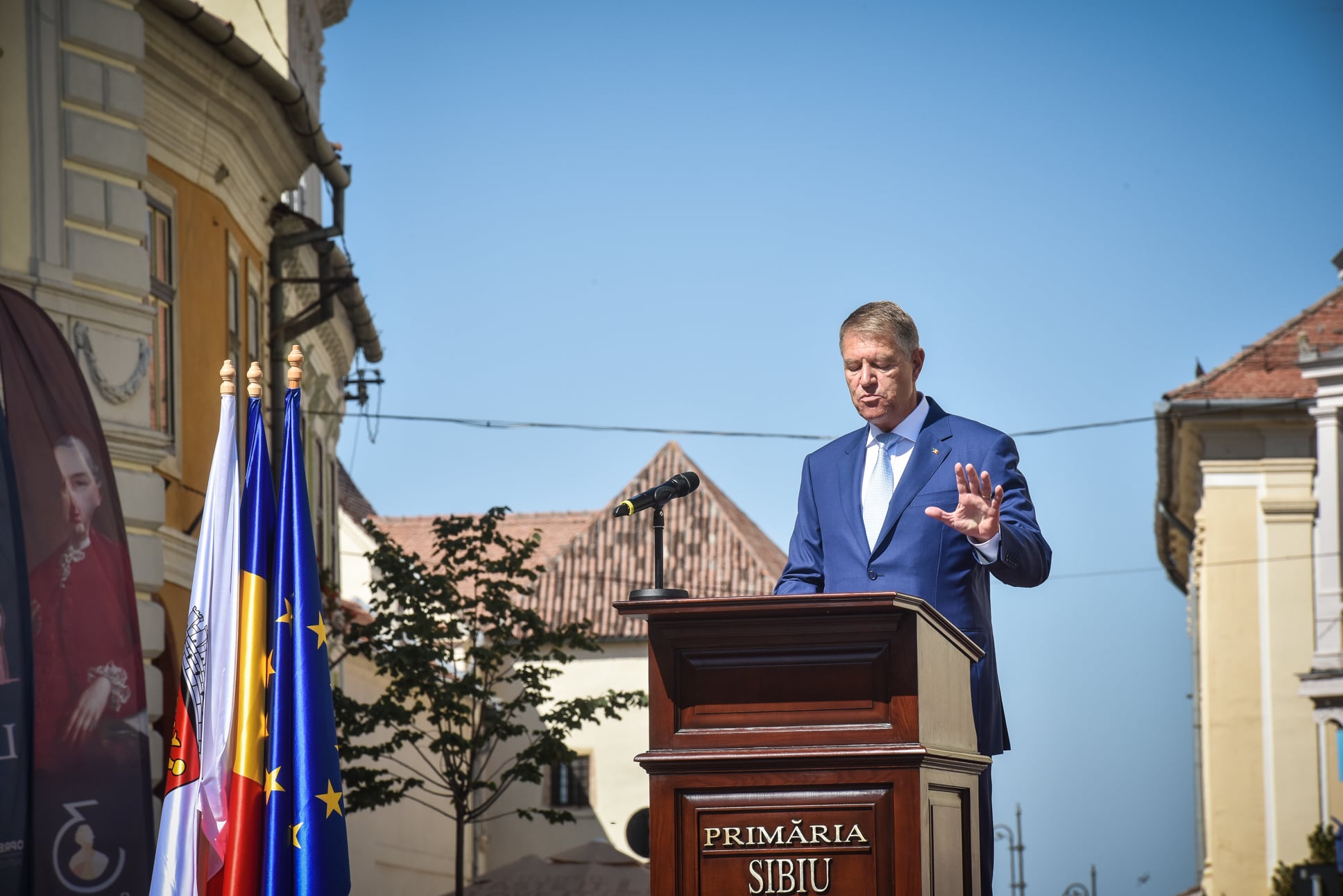 ”Brukenthal ne-a dat vâlcenilor apă la moară să îi facem statuie”. La dezvelirea statuii baronului, de către Iohannis FOTO și VIDEO