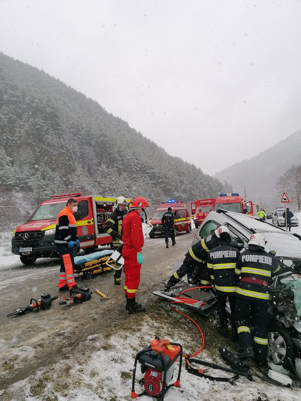 Actualizare accident Rășinari: Șoferul autoturismului a intrat pe contrasens și a lovit un autobuz Tursib