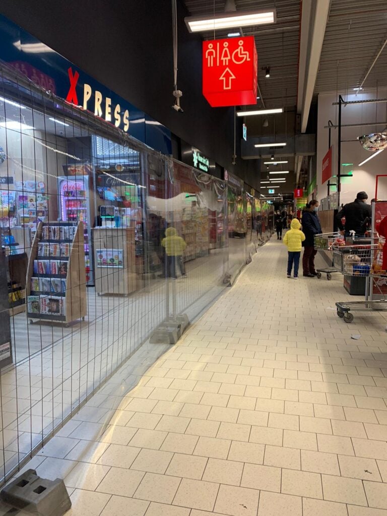 kaufland-alba-iulei-garduri-separatoare-vaccinati-nevaccinati-2-91ry