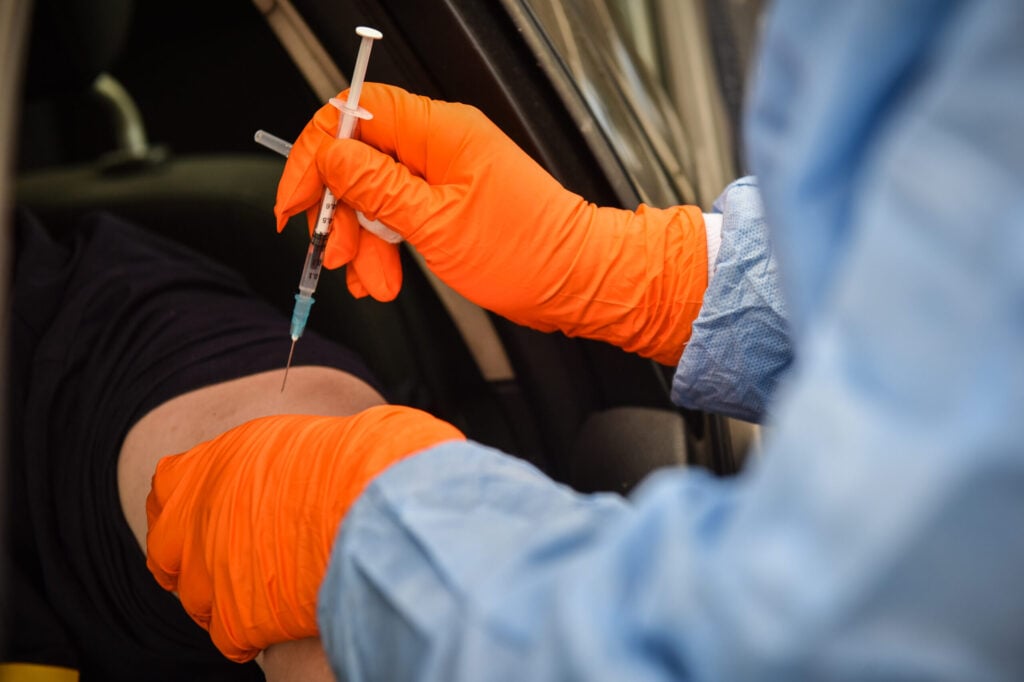 vaccin-vaccinare-cazarma-90-drive-63-vukn
