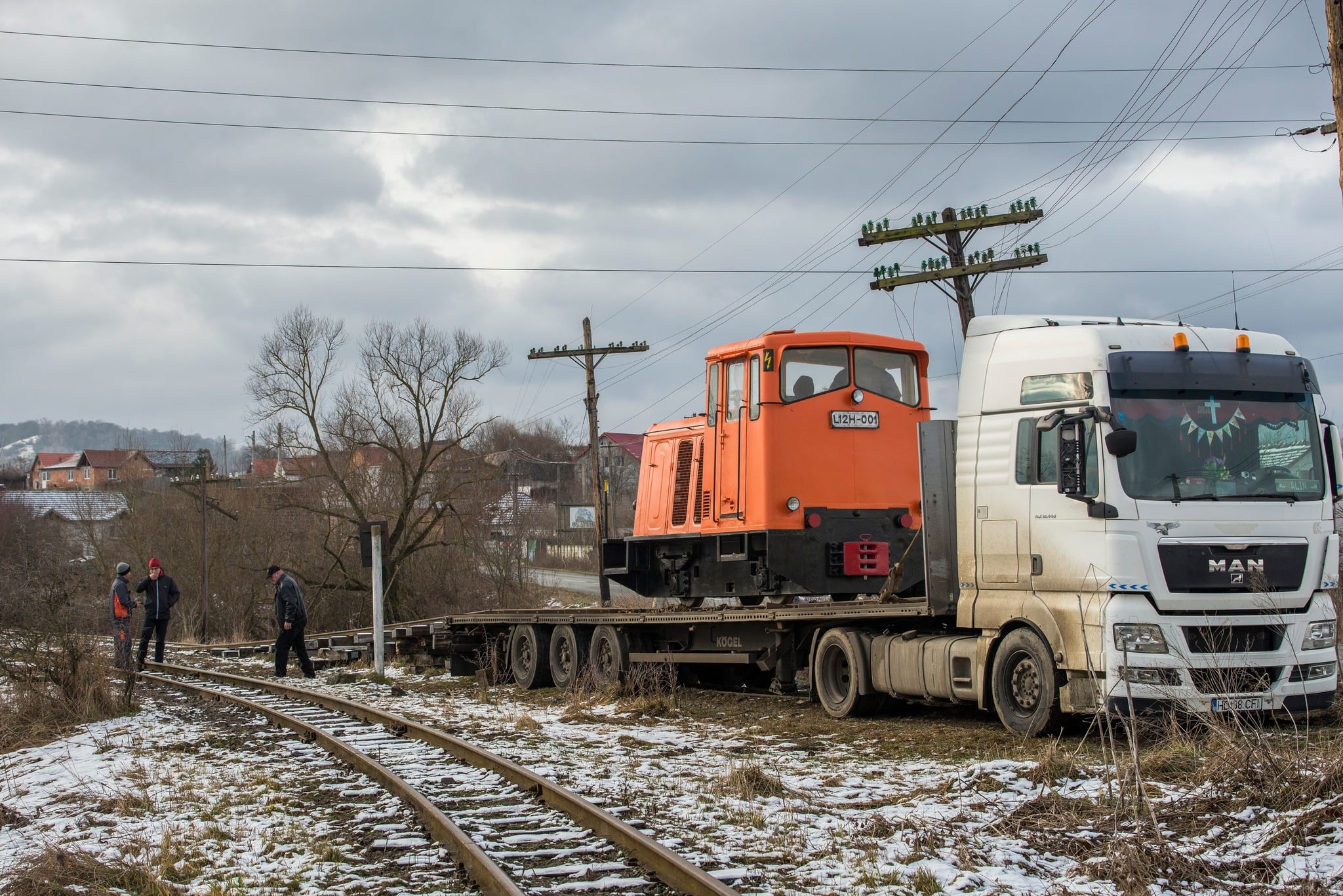 FOTO Prima locomotivă nouă de pe Valea Hârtibaciului, după 47 de ani, este portocalie