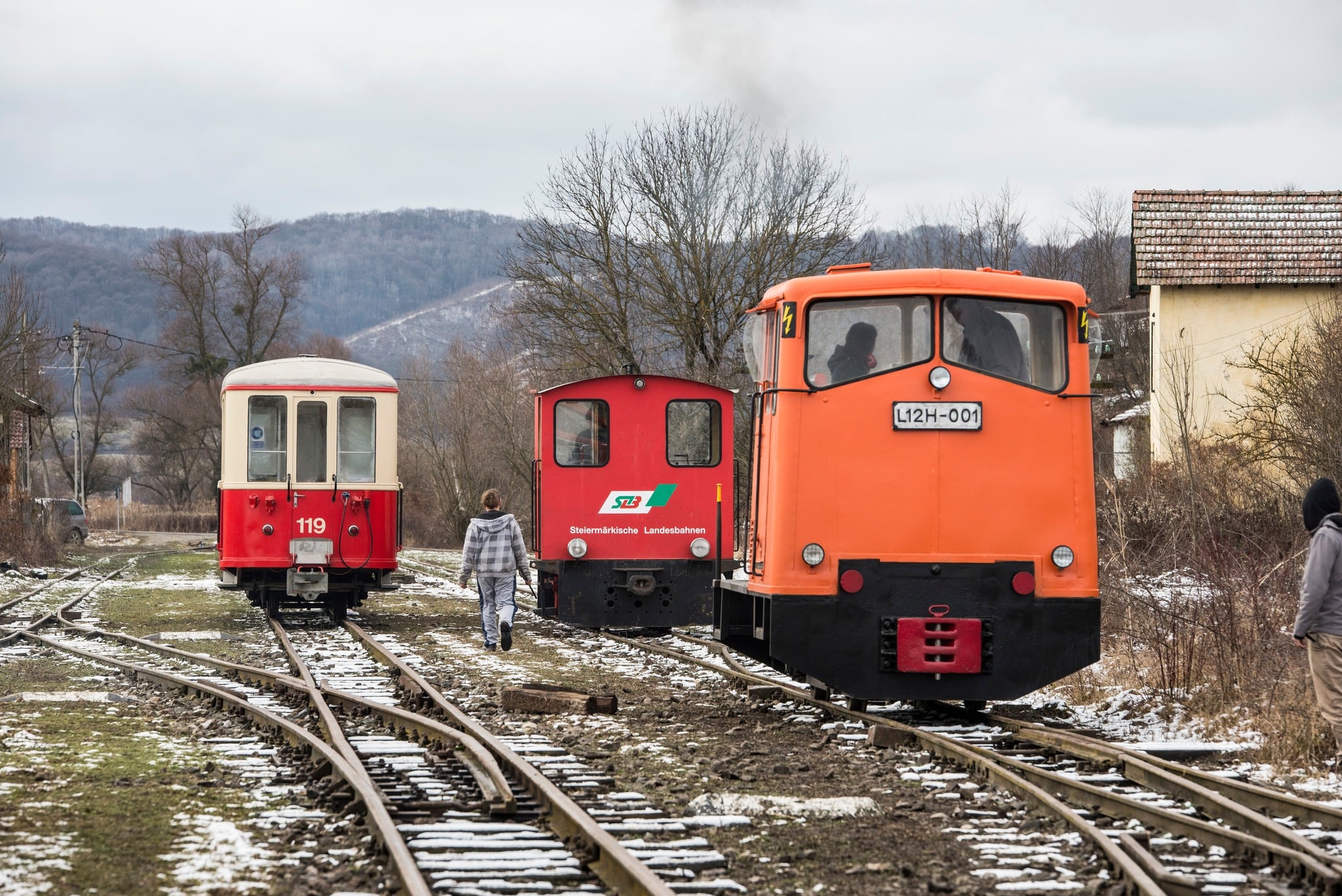 FOTO Prima locomotivă nouă de pe Valea Hârtibaciului, după 47 de ani, este portocalie