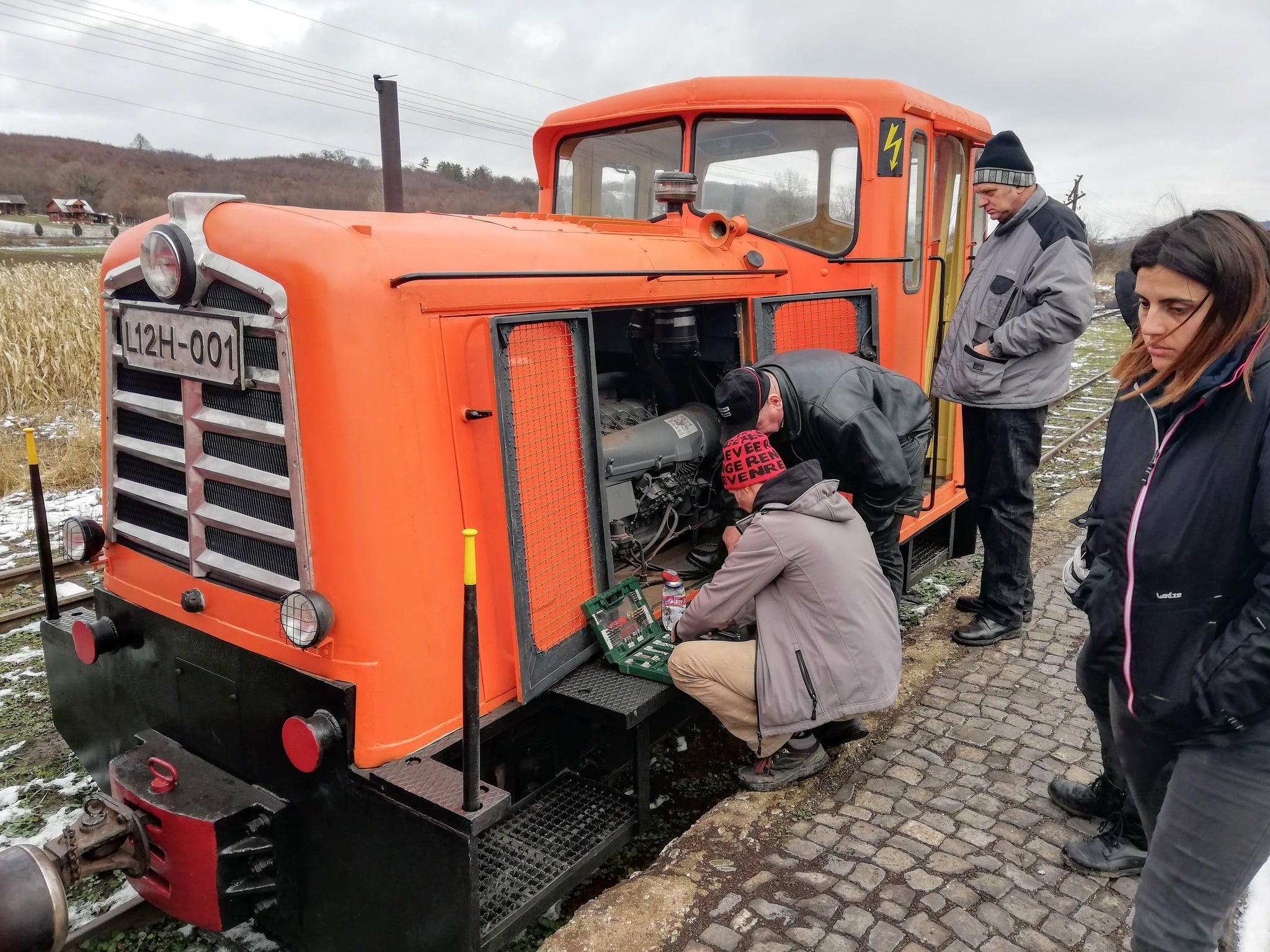 FOTO Prima locomotivă nouă de pe Valea Hârtibaciului, după 47 de ani, este portocalie