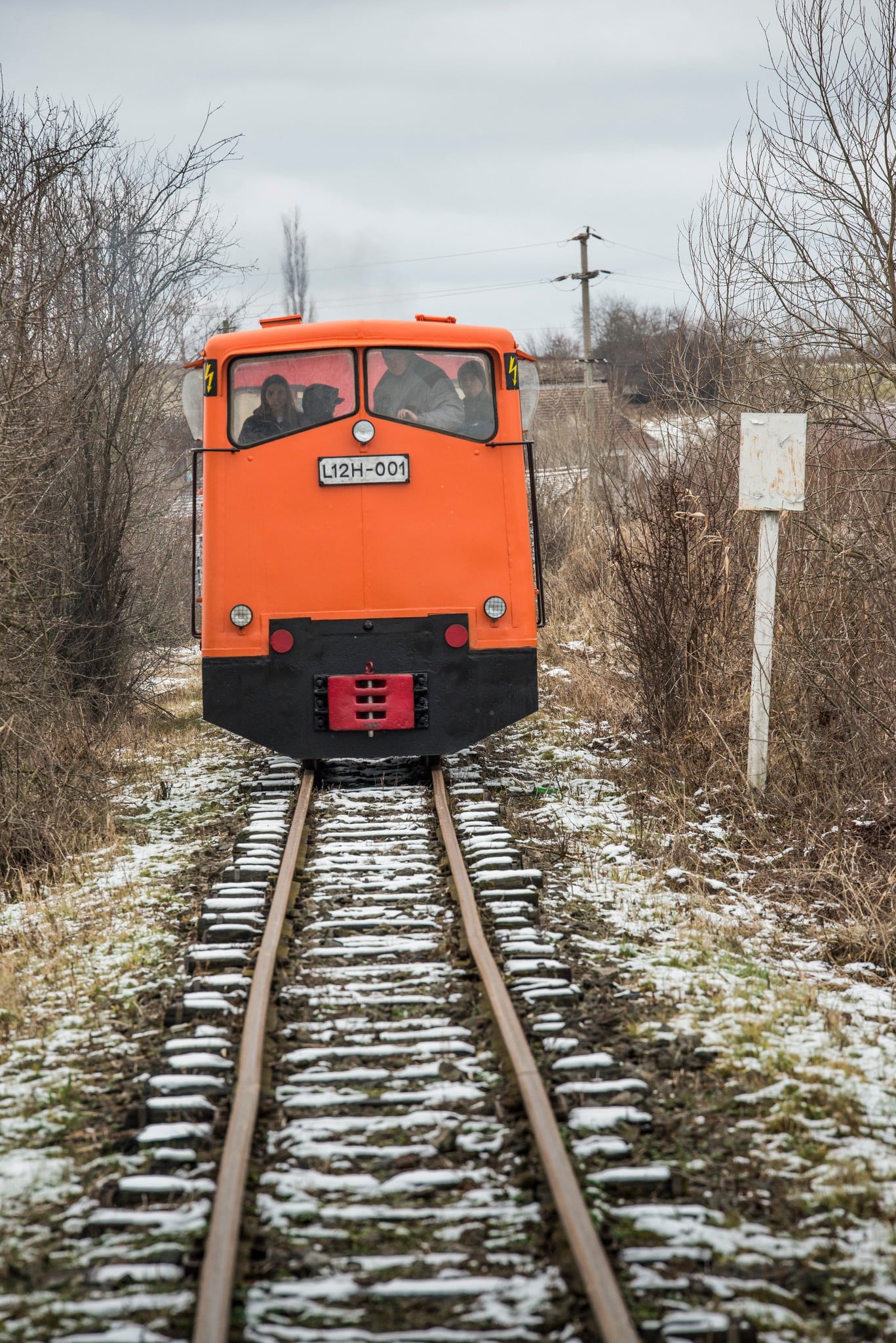 FOTO Prima locomotivă nouă de pe Valea Hârtibaciului, după 47 de ani, este portocalie