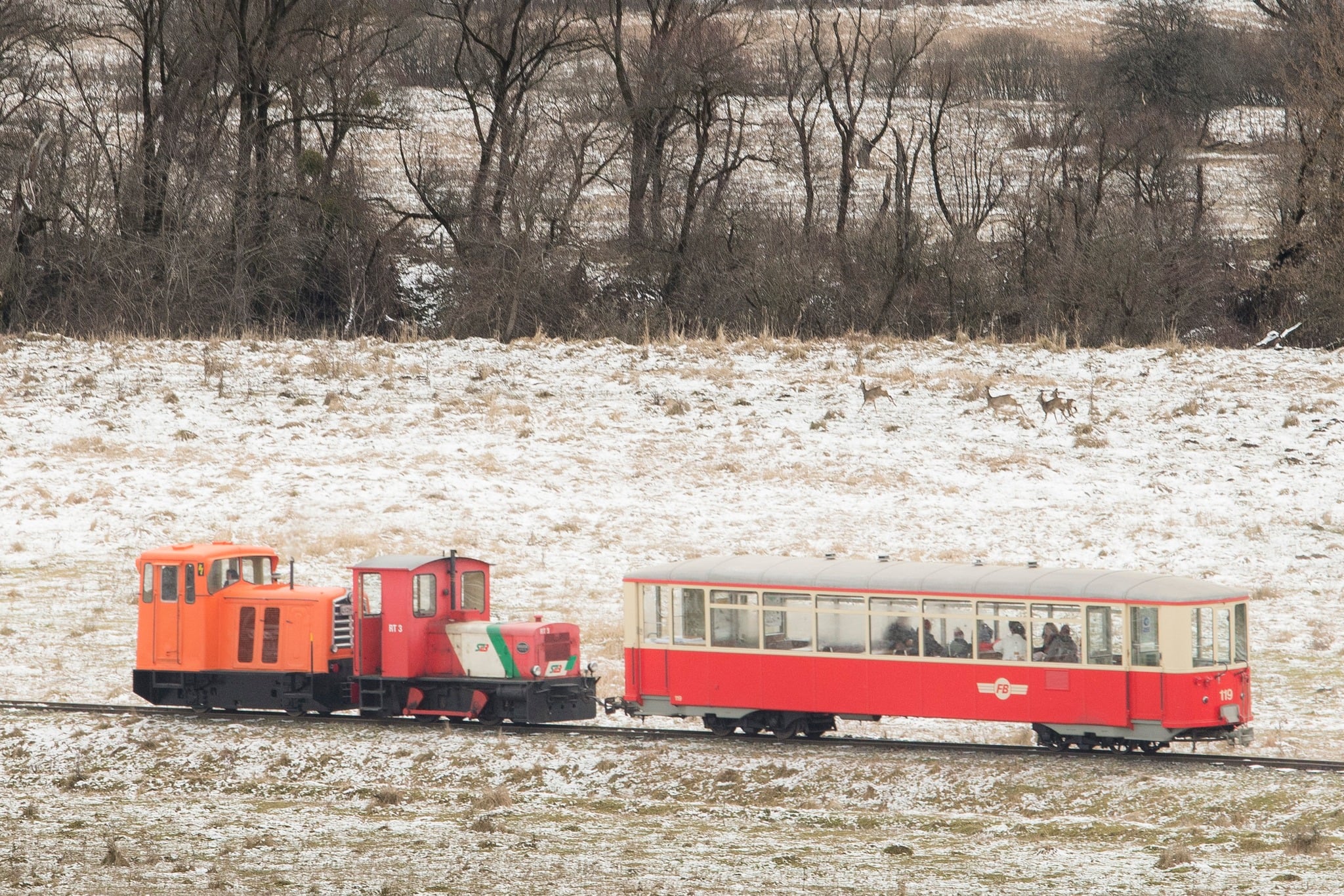 FOTO Prima locomotivă nouă de pe Valea Hârtibaciului, după 47 de ani, este portocalie