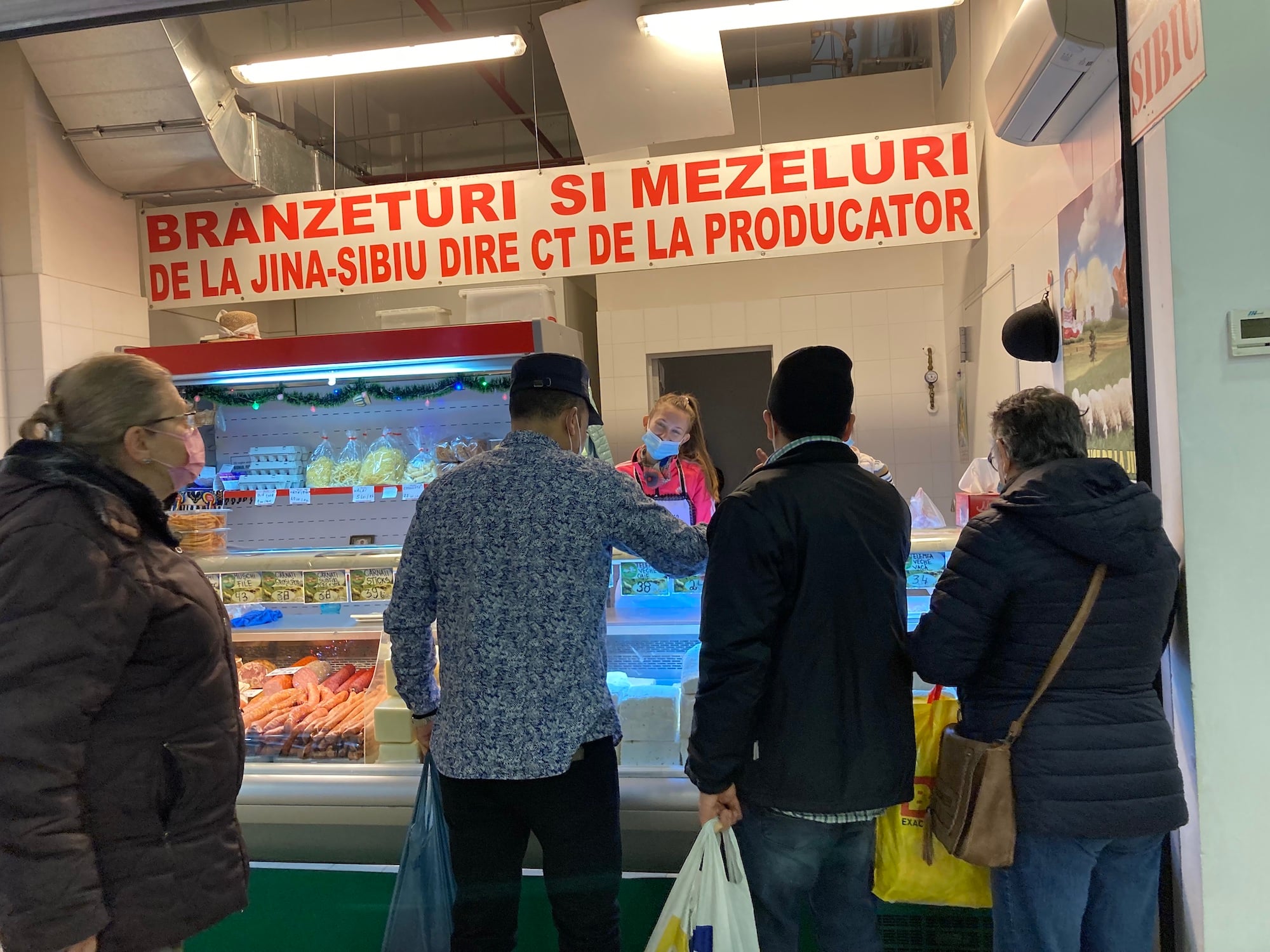 VIDEO Am găsit Sibiul în piața Obor din București. „Brânza veche și telemeaua sunt preferatele celor de aici”