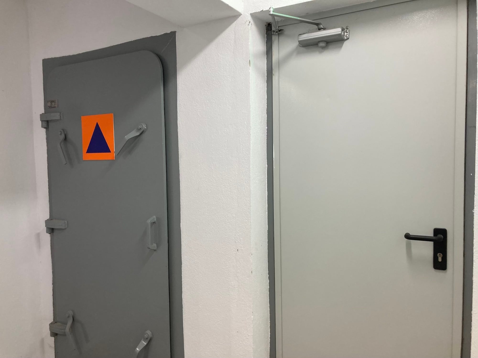 FOTO VIDEO Am văzut unde ne refugiem în caz de război – pivnițe vechi de peste 30 de ani și ascunzători de lux în clădirile noi