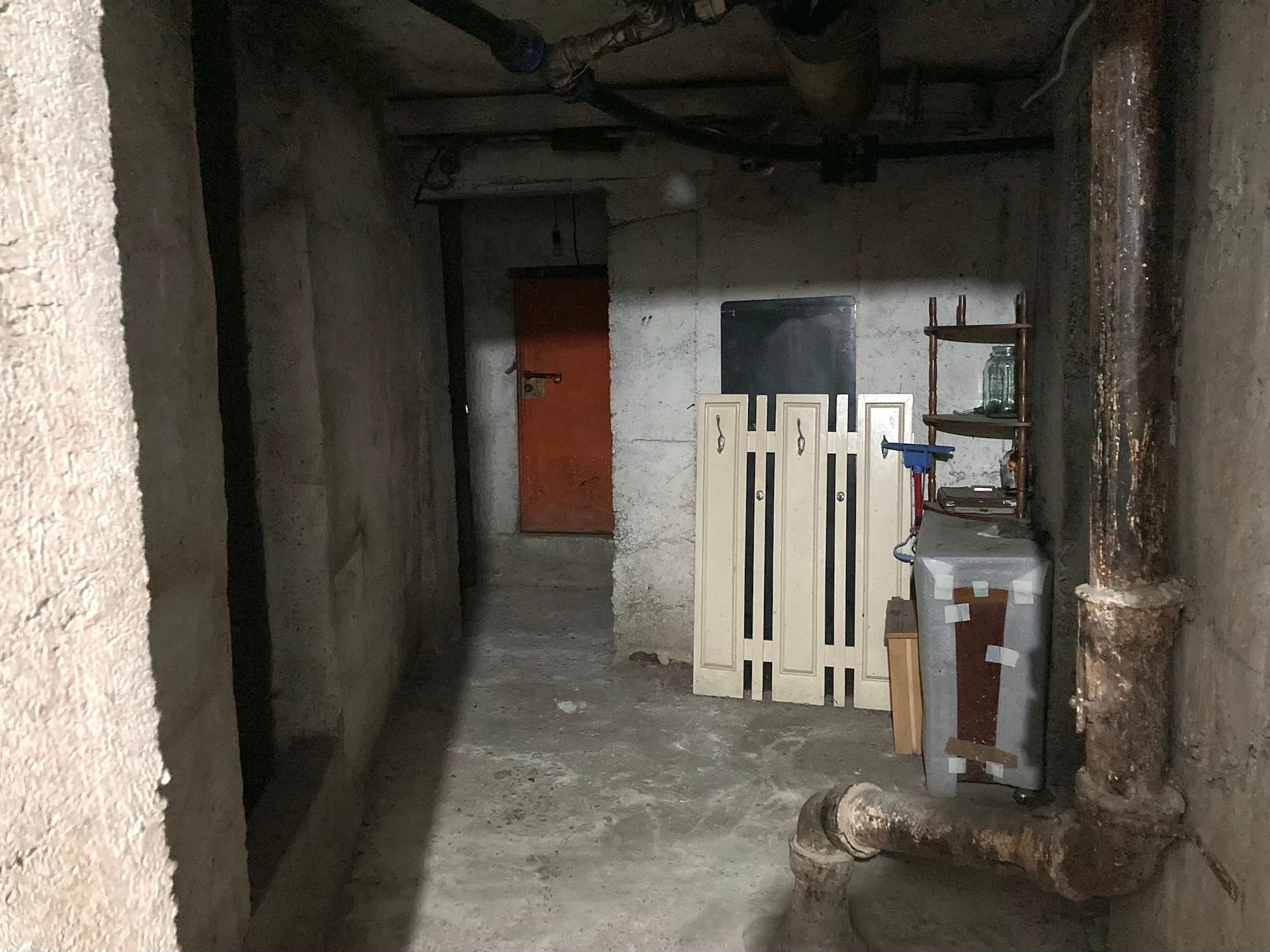 FOTO VIDEO Am văzut unde ne refugiem în caz de război – pivnițe vechi de peste 30 de ani și ascunzători de lux în clădirile noi