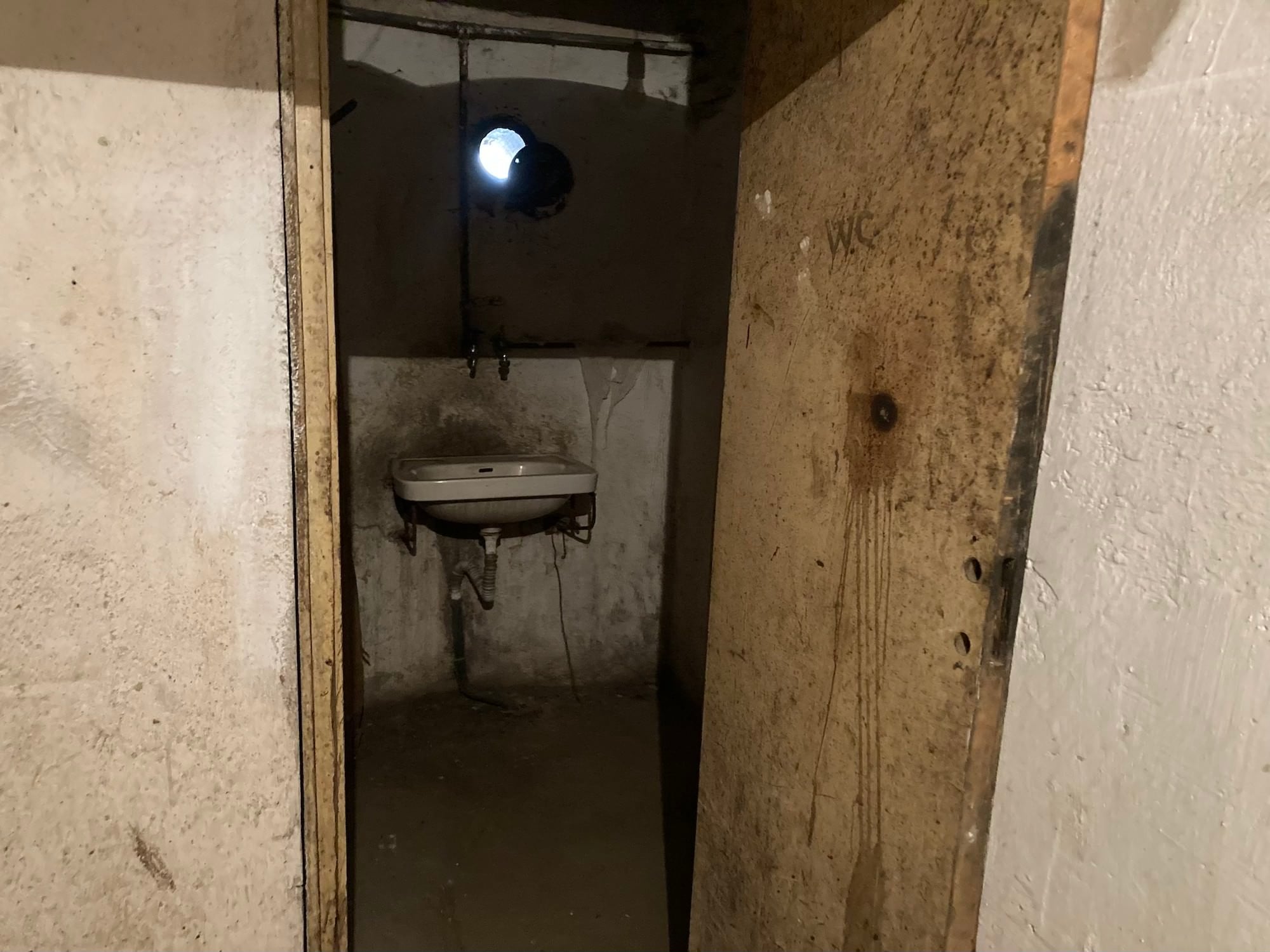 FOTO VIDEO Am văzut unde ne refugiem în caz de război – pivnițe vechi de peste 30 de ani și ascunzători de lux în clădirile noi