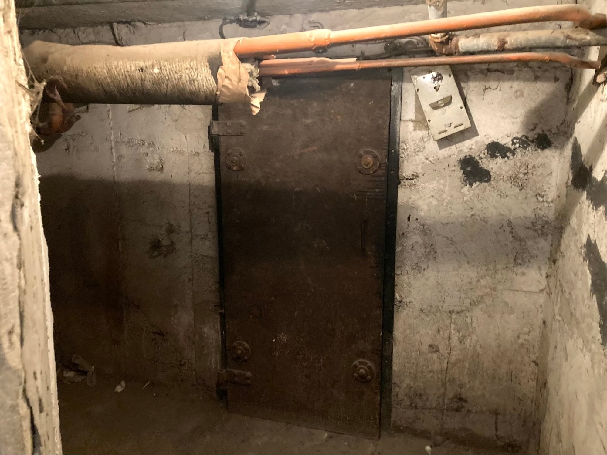 FOTO VIDEO Am văzut unde ne refugiem în caz de război – pivnițe vechi de peste 30 de ani și ascunzători de lux în clădirile noi