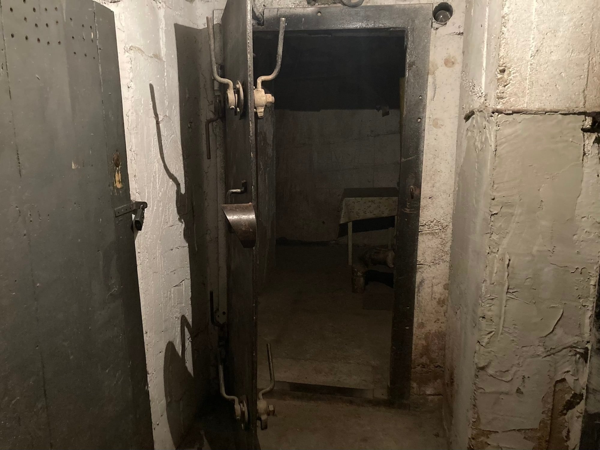 FOTO VIDEO Am văzut unde ne refugiem în caz de război – pivnițe vechi de peste 30 de ani și ascunzători de lux în clădirile noi