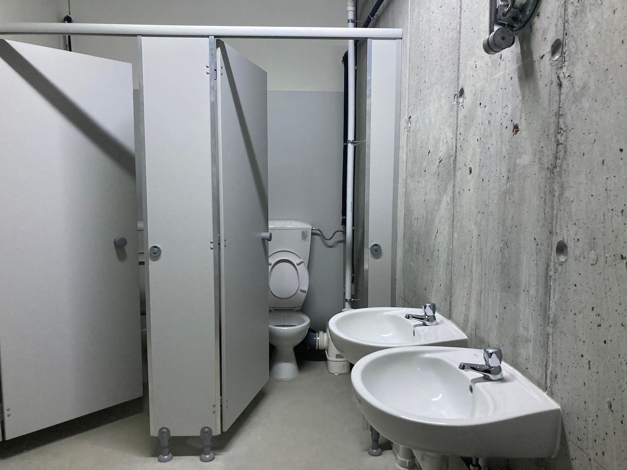 Atacuri aeriene sau dezastre naturale? În tot județul există un singur adăpost de protecție civilă funcțional: la mall. Pentru cele cu nereguli, amenzile sunt de 50 de lei