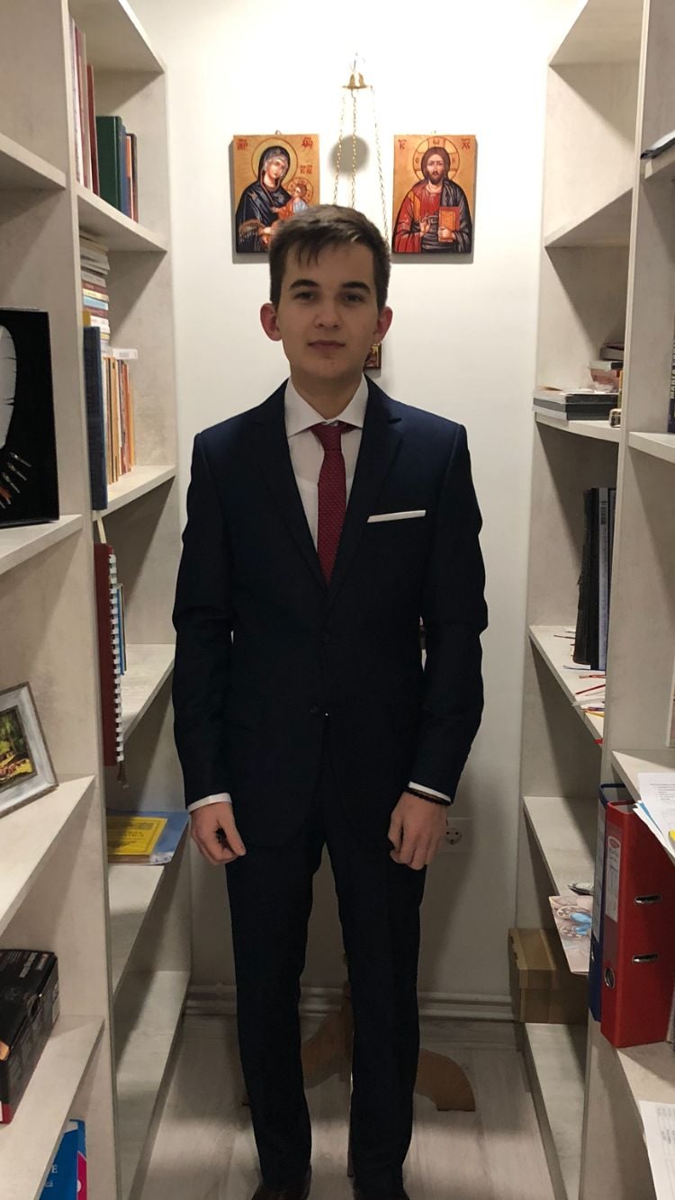 Cine sunt cei opt elevi din Sibiu care merg la Olimpiada Națională de Religie. „Lumea are impresia că noi suntem un fel de oameni spălați pe creier”