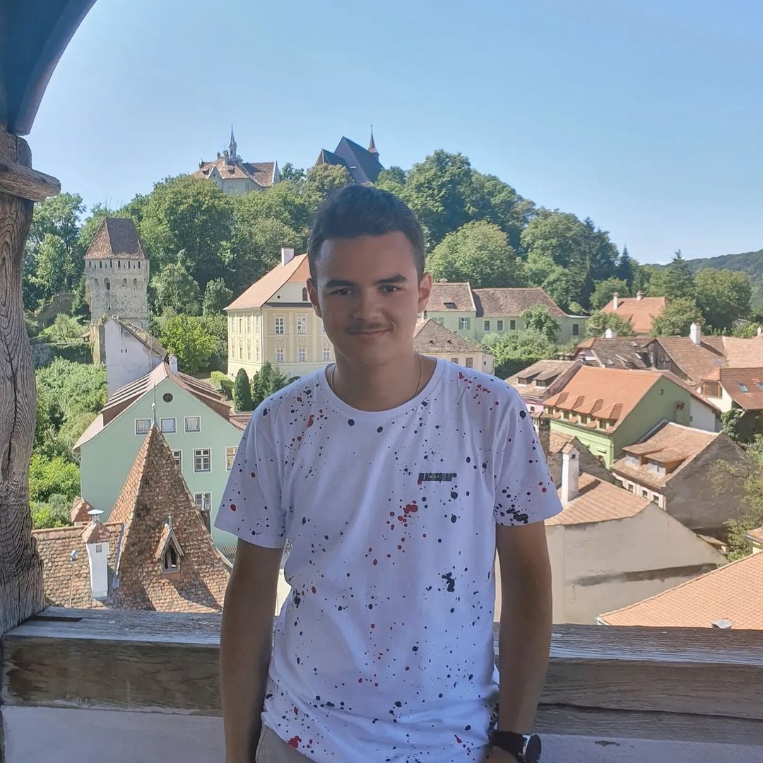 Cine sunt cei opt elevi din Sibiu care merg la Olimpiada Națională de Religie. „Lumea are impresia că noi suntem un fel de oameni spălați pe creier”