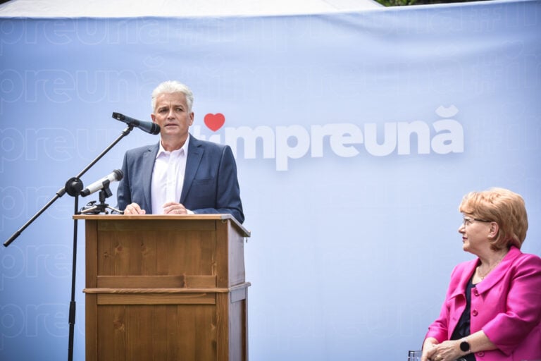Astrid Fodor, primarul municipiului Sibiu, și Gabriel Tischer, liderul grupului FDGS. Foto: arhiva turnulsfatului.ro